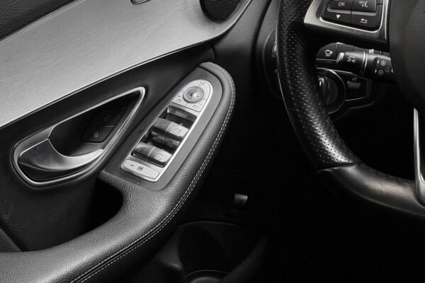 10 Mercedes-Benz Classe C 350 e AMG Line