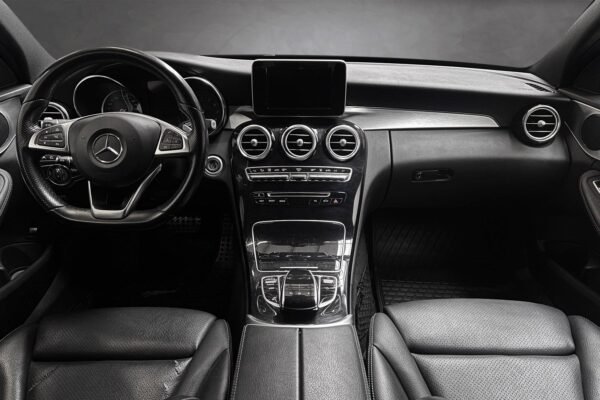11 Mercedes-Benz Classe C 350 e AMG Line