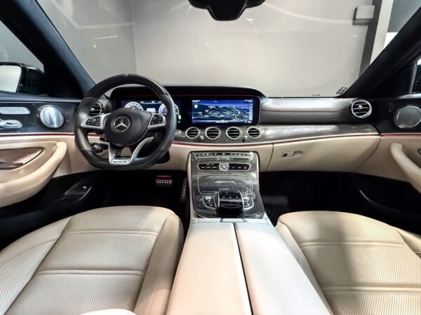12 Mercedes-Benz Classe E 63 S 4MATIC+