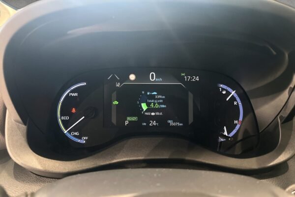 Toyota Yaris Cross 1,5 Hybrid AWD-i Executive Bi-Tone