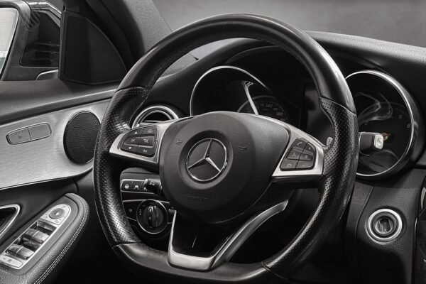 12 Mercedes-Benz Classe C 350 e AMG Line