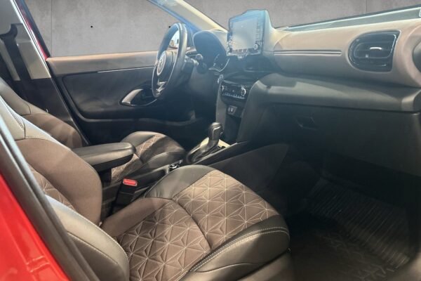 Toyota Yaris Cross 1,5 Hybrid AWD-i Executive Bi-Tone