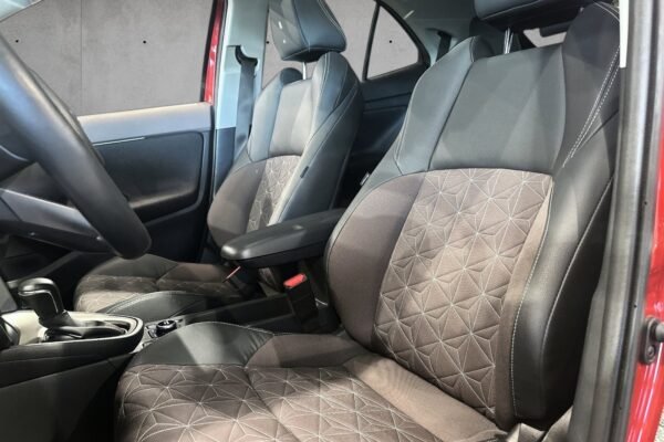 Toyota Yaris Cross 1,5 Hybrid AWD-i Executive Bi-Tone