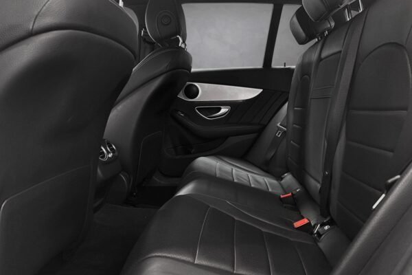 27 Mercedes-Benz Classe C 350 e AMG Line