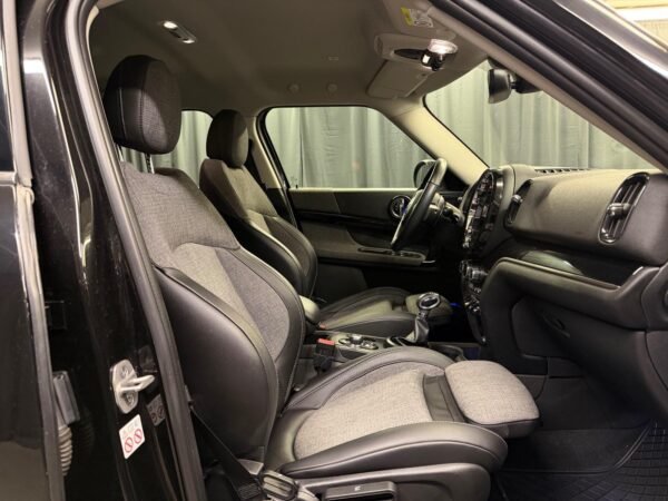 37 MINI Countryman Cooper SE ALL4 Experience