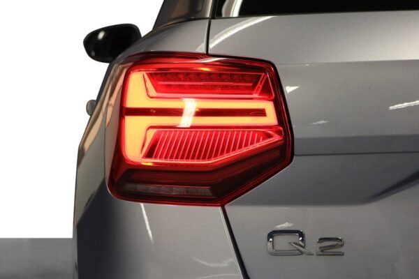 6 Audi Q2 TFSI (ACC/DEFA/Sièges sport/LED/DAB+/Capteur)