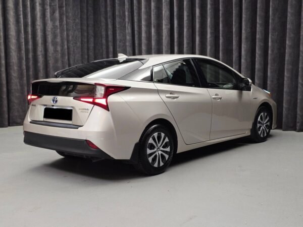 6 Toyota Prius 1.8 VVT-i Hybride AWD-i Actif