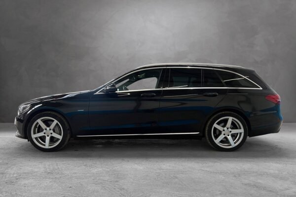 8 Mercedes-Benz Classe C 350 e AMG Line