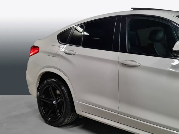 9 BMW X4 xDrive20d M Sport