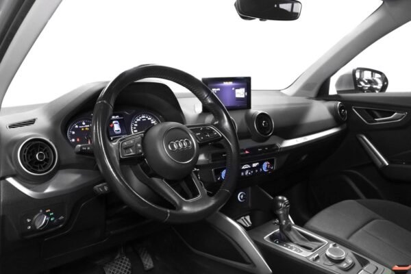 9 Audi Q2 TFSI (ACC/DEFA/Sièges sport/LED/DAB+/Capteur)