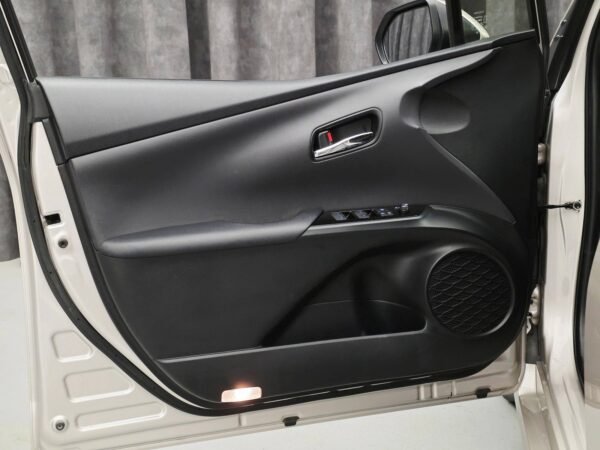 9 Toyota Prius 1.8 VVT-i Hybride AWD-i Actif